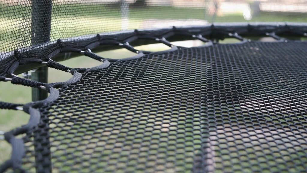 صورة مقربة لشبكة الأمان في أسفل الترامبولين المكتمل.