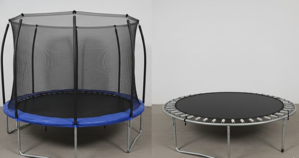 Un trampoline avec un cadre en acier nu